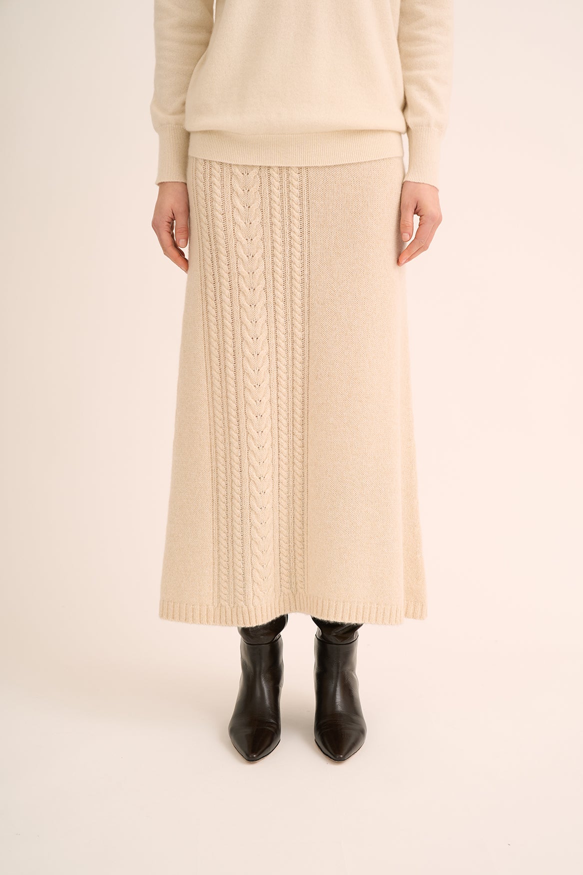 258 Asymmetric cable skirt